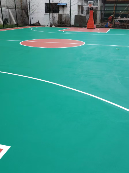 瑞安 球场长期使用易出现地面开裂